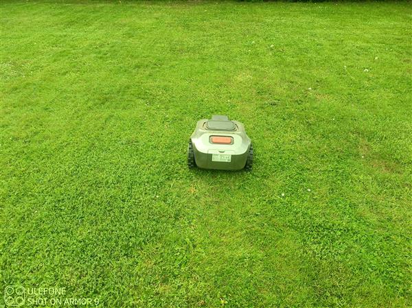 Grote foto robot grasmaaier zonder grensdraad tuin en terras tuingereedschap