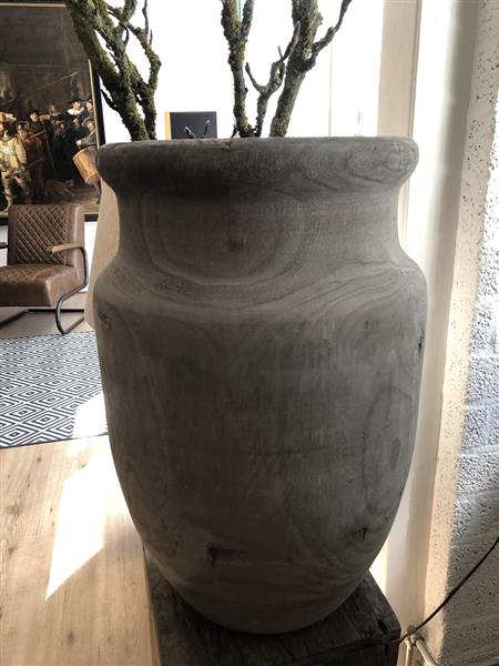 Grote foto prachtige forse houten vaas pot in de kleur grijs. tuin en terras tuindecoratie