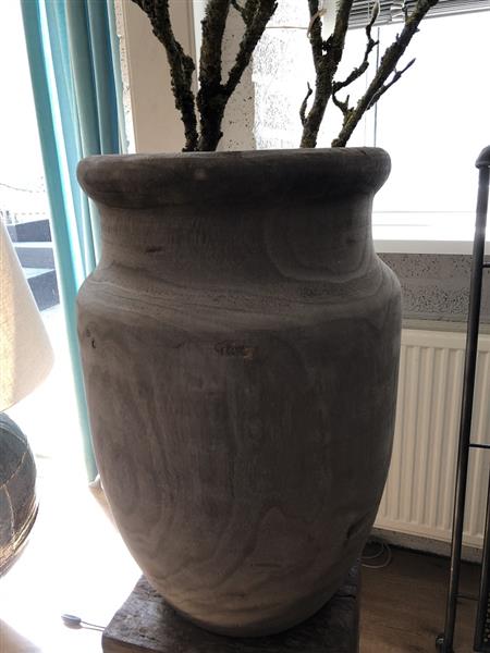 Grote foto prachtige forse houten vaas pot in de kleur grijs. tuin en terras tuindecoratie