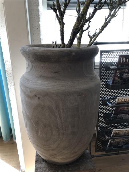 Grote foto prachtige forse houten vaas pot in de kleur grijs. tuin en terras tuindecoratie