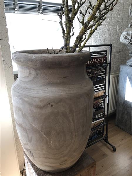Grote foto prachtige forse houten vaas pot in de kleur grijs. tuin en terras tuindecoratie