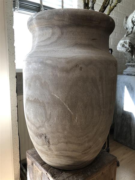 Grote foto prachtige forse houten vaas pot in de kleur grijs. tuin en terras tuindecoratie