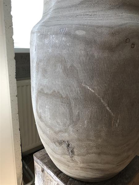 Grote foto prachtige forse houten vaas pot in de kleur grijs. tuin en terras tuindecoratie