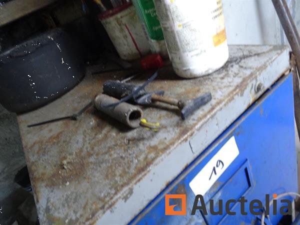 Grote foto metalen kast en zijn inhoud karting accessoires plank met radio agrarisch oogstmachines