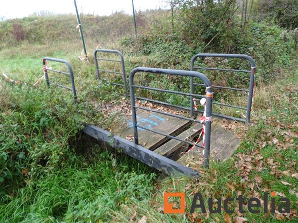 Grote foto de brug van de staalstructuur doe het zelf en verbouw onderdelen en accessoires
