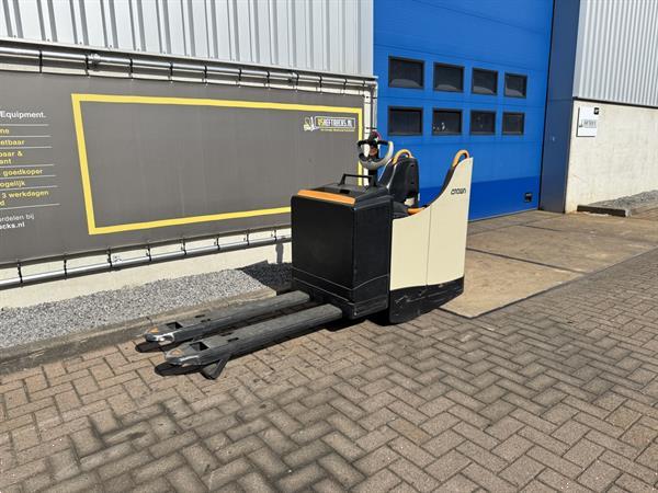 Grote foto vs 22229 elektrische meerijd palletwagen crown wt3040 doe het zelf en verbouw hefwerktuigen