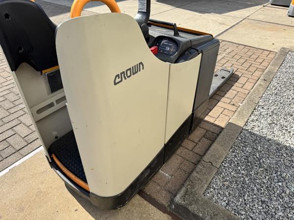 Grote foto vs 22229 elektrische meerijd palletwagen crown wt3040 doe het zelf en verbouw hefwerktuigen