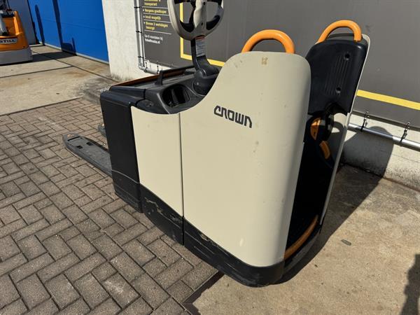 Grote foto vs 22229 elektrische meerijd palletwagen crown wt3040 doe het zelf en verbouw hefwerktuigen