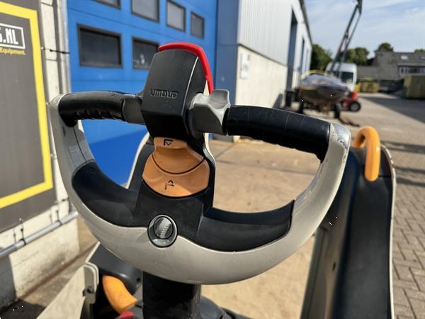 Grote foto vs 22229 elektrische meerijd palletwagen crown wt3040 doe het zelf en verbouw hefwerktuigen