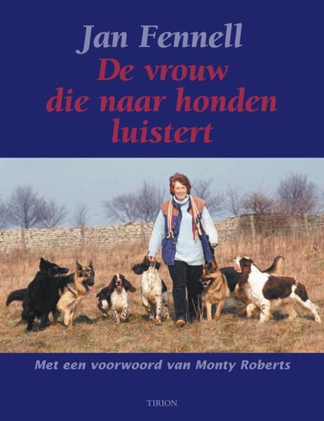 Grote foto de vrouw die naar honden luistert boeken hobby en vrije tijd