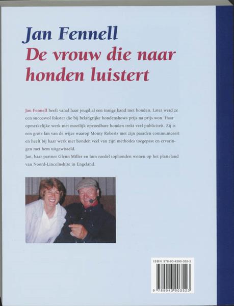Grote foto de vrouw die naar honden luistert boeken hobby en vrije tijd