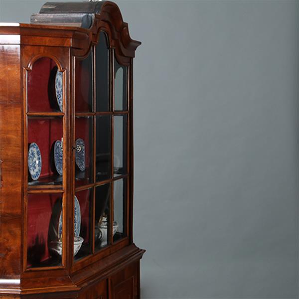 Grote foto elegante ondiepe zilverkast of porseleinkast wortelnoten ca 1750 rococo no.300245 antiek en kunst stoelen en banken