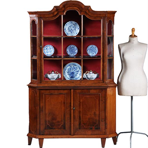 Grote foto elegante ondiepe zilverkast of porseleinkast wortelnoten ca 1750 rococo no.300245 antiek en kunst stoelen en banken