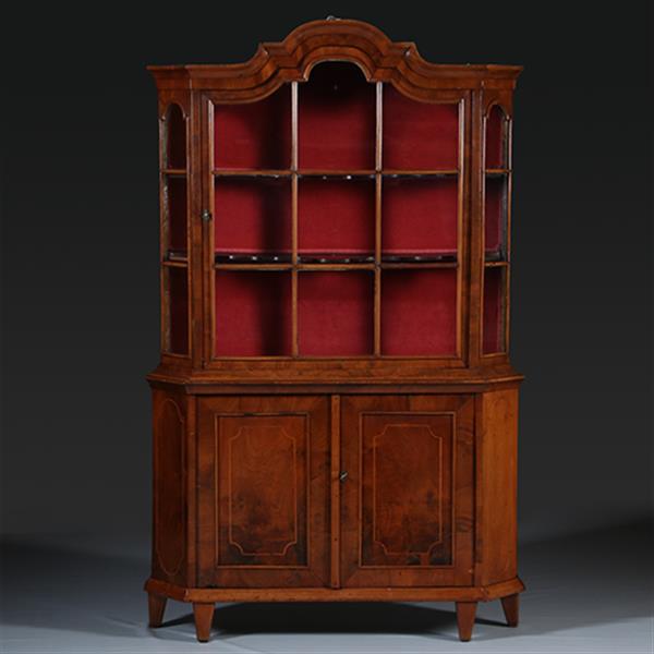 Grote foto elegante ondiepe zilverkast of porseleinkast wortelnoten ca 1750 rococo no.300245 antiek en kunst stoelen en banken