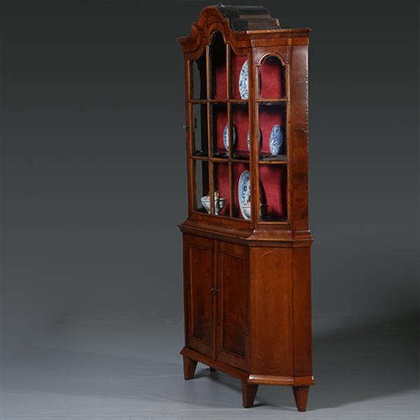 Grote foto elegante ondiepe zilverkast of porseleinkast wortelnoten ca 1750 rococo no.300245 antiek en kunst stoelen en banken