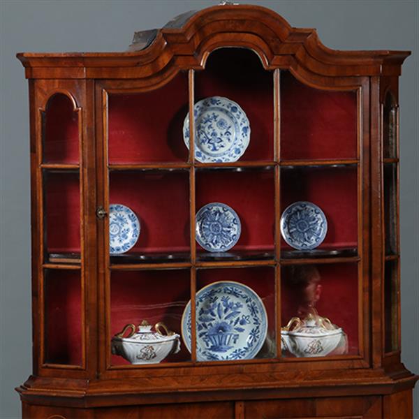 Grote foto elegante ondiepe zilverkast of porseleinkast wortelnoten ca 1750 rococo no.300245 antiek en kunst stoelen en banken