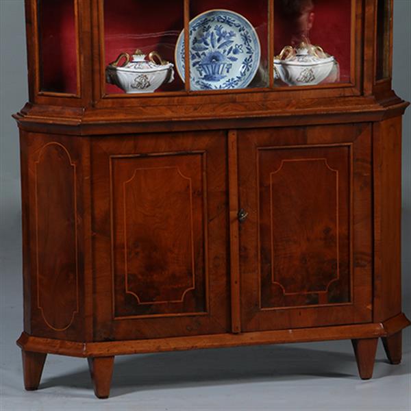 Grote foto elegante ondiepe zilverkast of porseleinkast wortelnoten ca 1750 rococo no.300245 antiek en kunst stoelen en banken