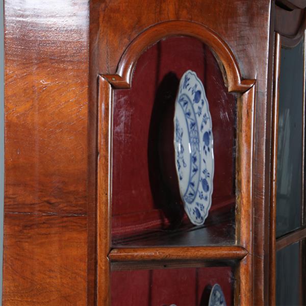 Grote foto elegante ondiepe zilverkast of porseleinkast wortelnoten ca 1750 rococo no.300245 antiek en kunst stoelen en banken