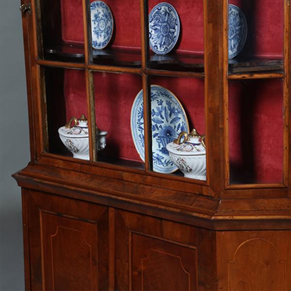 Grote foto elegante ondiepe zilverkast of porseleinkast wortelnoten ca 1750 rococo no.300245 antiek en kunst stoelen en banken