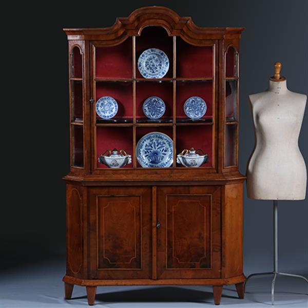 Grote foto elegante ondiepe zilverkast of porseleinkast wortelnoten ca 1750 rococo no.300245 antiek en kunst stoelen en banken