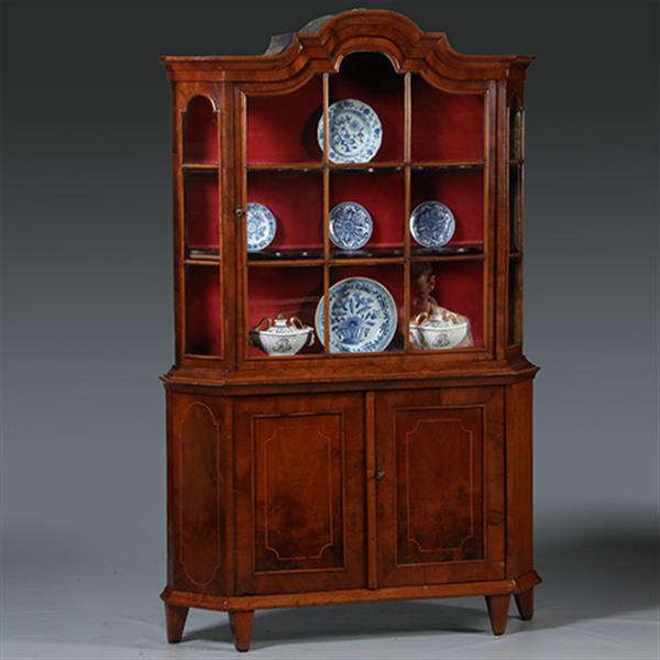 Grote foto elegante ondiepe zilverkast of porseleinkast wortelnoten ca 1750 rococo no.300245 antiek en kunst stoelen en banken