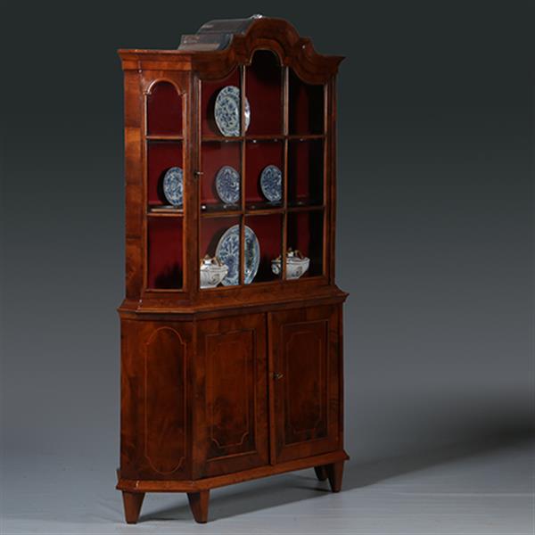 Grote foto elegante ondiepe zilverkast of porseleinkast wortelnoten ca 1750 rococo no.300245 antiek en kunst stoelen en banken