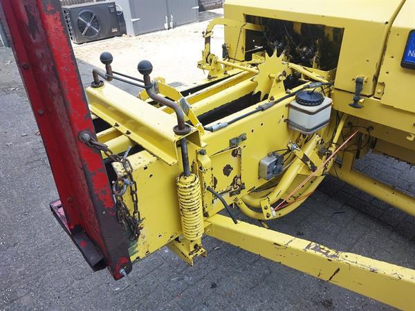 Grote foto new holland 945 balenpers agrarisch persen