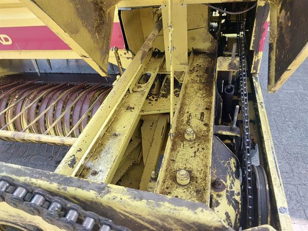 Grote foto new holland 945 balenpers agrarisch persen