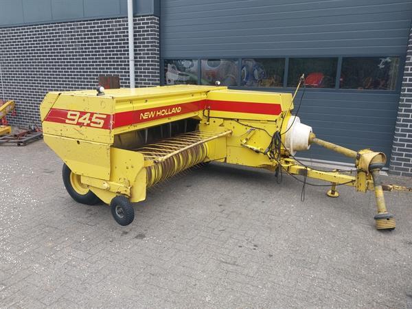 Grote foto new holland 945 balenpers agrarisch persen