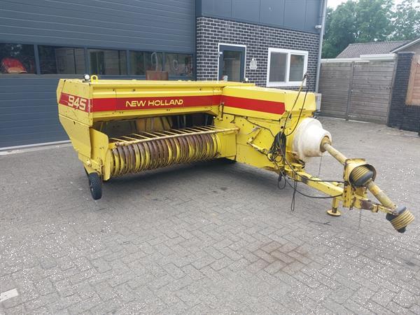 Grote foto new holland 945 balenpers agrarisch persen