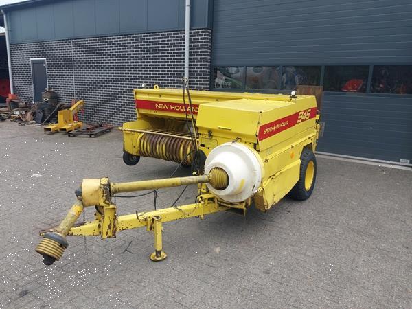 Grote foto new holland 945 balenpers agrarisch persen