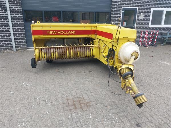 Grote foto new holland 945 balenpers agrarisch persen