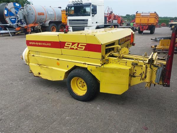 Grote foto new holland 945 balenpers agrarisch persen