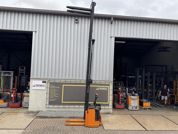 Grote foto vs 22232 elektrische triplex stapelaar still 5390mm freelift doe het zelf en verbouw hefwerktuigen
