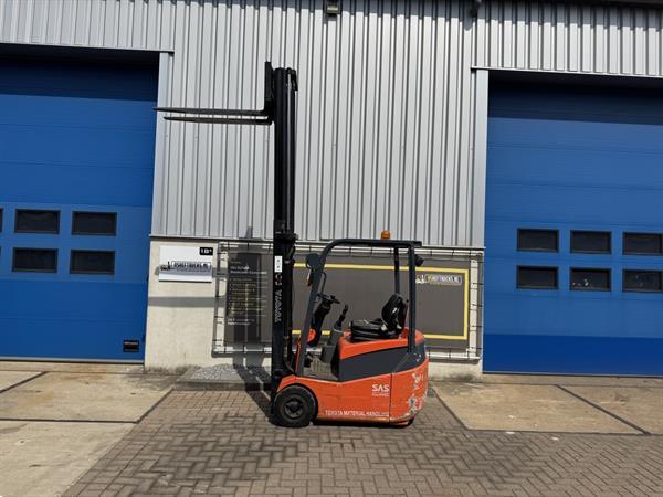Grote foto vs 22241 elektrische heftruck toyota 3000mm sideshift accu2021 agrarisch heftrucks