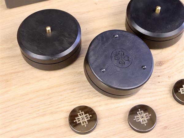Grote foto dalby audio design d7 ge90 gabon ebony highend end audio isolation feet set of 3 audio tv en foto algemeen