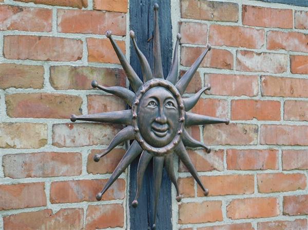 Grote foto wandornament zon koperkleur metaal tuin en terras tuindecoratie