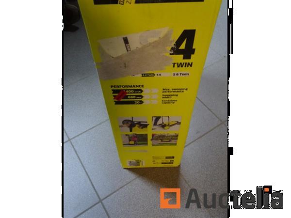 Grote foto mechanische veegmachine karcher s 4 twin agrarisch veegmachines