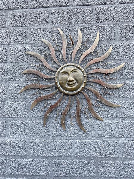 Grote foto prachtig wandornament metaal van de zon. tuin en terras tuindecoratie