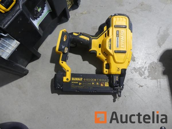 Grote foto dewalt accuspijkermachine bouwplaatsradio doe het zelf en verbouw gereedschappen en machines