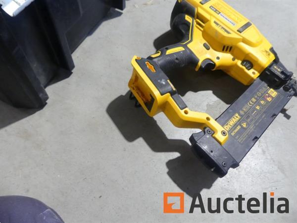Grote foto dewalt accuspijkermachine bouwplaatsradio doe het zelf en verbouw gereedschappen en machines