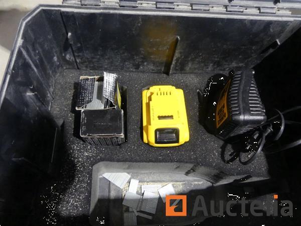 Grote foto dewalt accuspijkermachine bouwplaatsradio doe het zelf en verbouw gereedschappen en machines