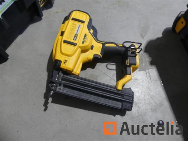 Grote foto dewalt accuspijkermachine bouwplaatsradio doe het zelf en verbouw gereedschappen en machines