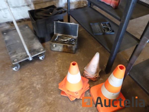 Grote foto 2 niet verwijderbare metalen planken en inhoud doe het zelf en verbouw hefwerktuigen