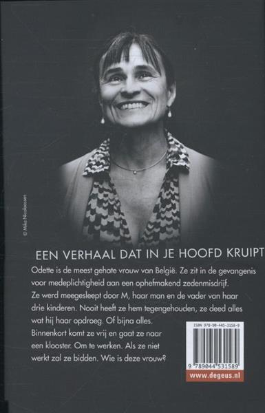 Grote foto de vrouw die de honden eten gaf boeken overige boeken