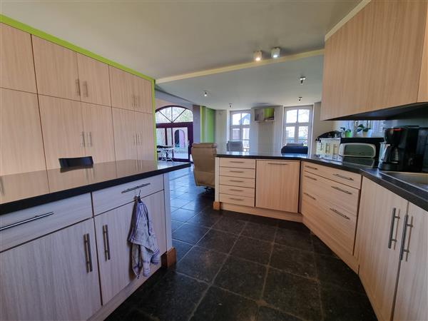 Grote foto hasselt gerenoveerde vierkantshoeve huizen en kamers bestaand benelux