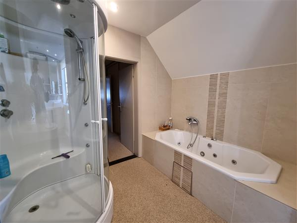Grote foto hasselt gerenoveerde vierkantshoeve huizen en kamers bestaand benelux