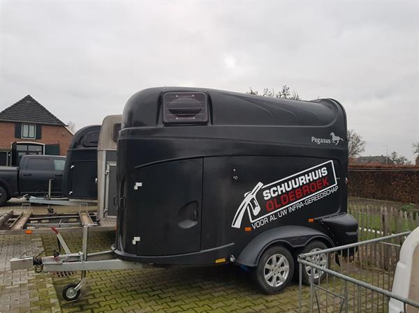 Grote foto humbaur pegasus paardentrailer 2 paards met zadelkamer geheel polyester agrarisch aanhangwagens