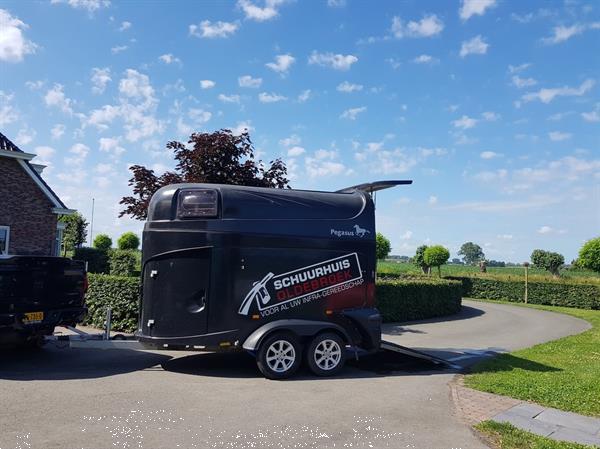 Grote foto humbaur pegasus paardentrailer 2 paards met zadelkamer geheel polyester agrarisch aanhangwagens
