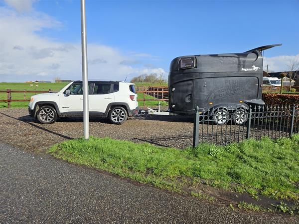 Grote foto humbaur pegasus paardentrailer 2 paards met zadelkamer geheel polyester agrarisch aanhangwagens